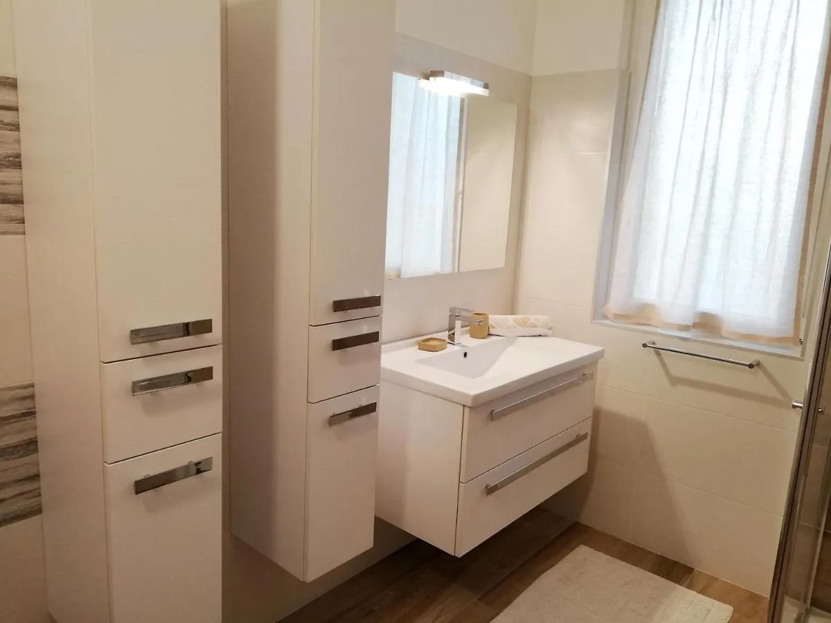 B&B Villa Peler Lazise 3*,  Italy
